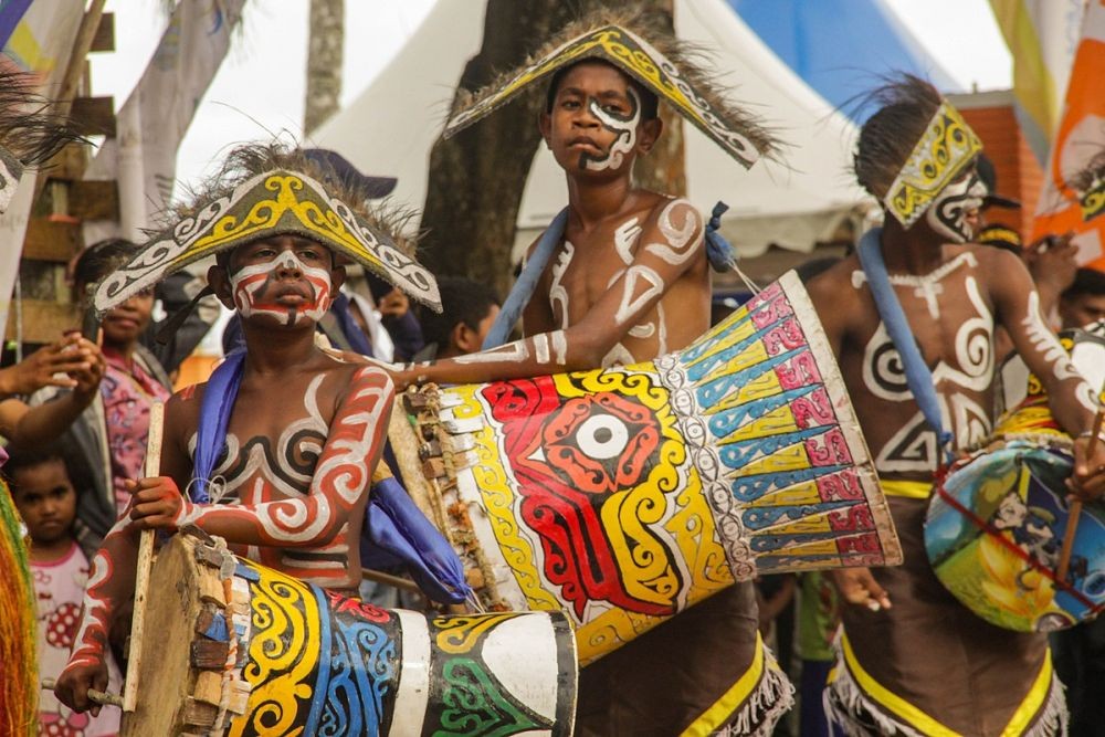 Gaun dari Anyaman Warna Suara dalam Tifa Maluku: Harmoni Budaya, Seni, dan Inovasi Mode