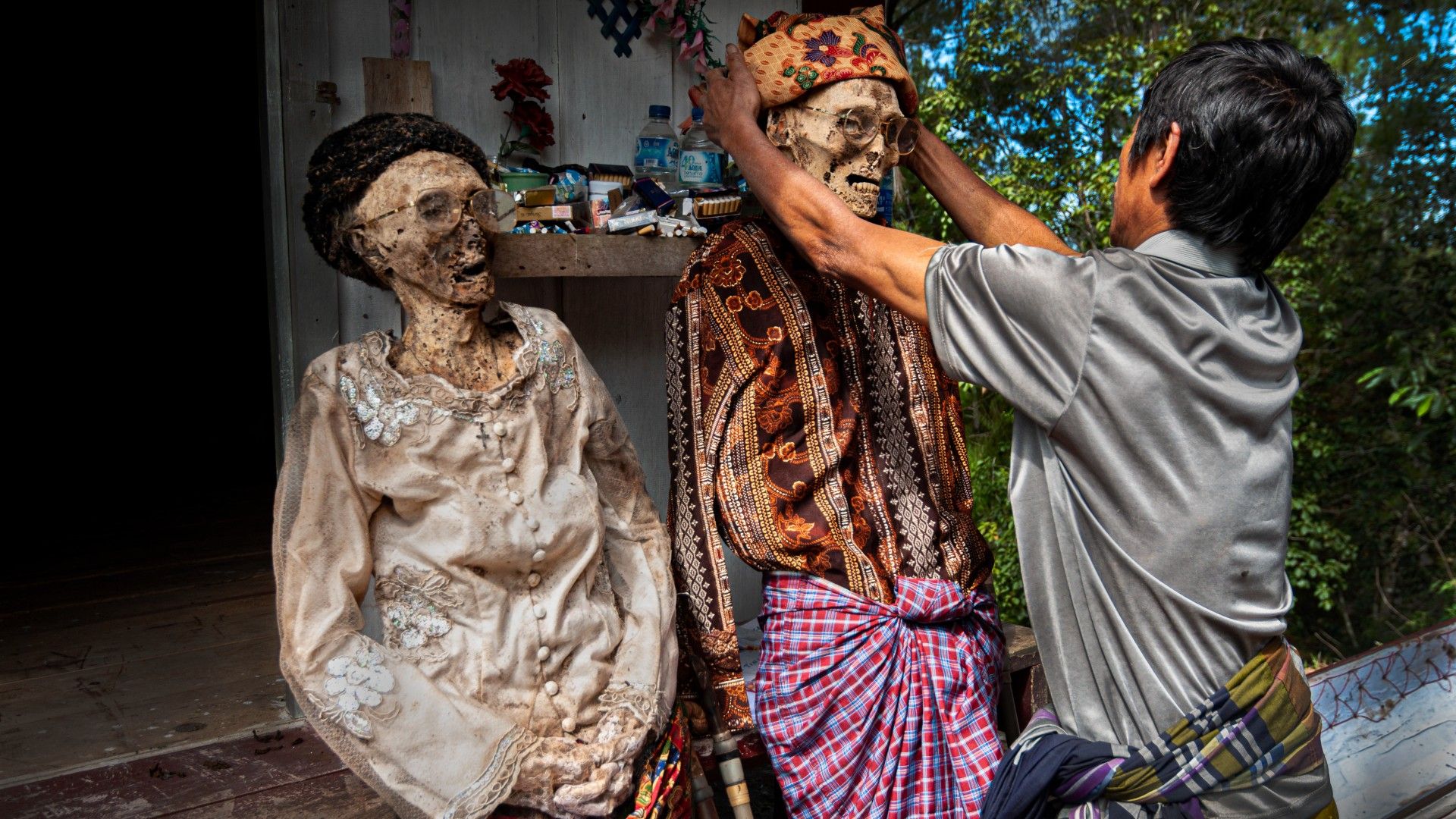 Tentu, mari kita susun artikel tentang pelembap dari anyaman tangan dalam ritual Ma'nene.